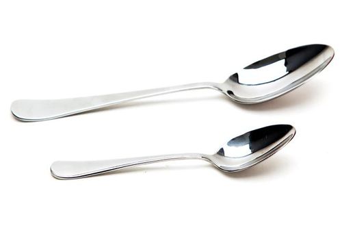 Câu đố xếp hai chiếc thìa lên bàn thành 4 hình vuông