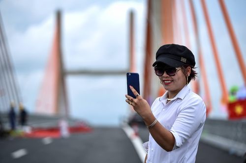 Người dân thích thú chụp ảnh ở cầu dây văng 'made in Việt Nam'