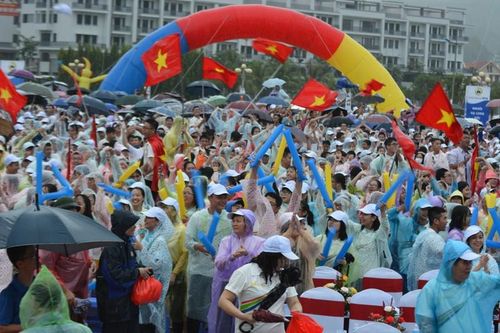 Quảng Ninh: Nghìn người đội mưa, 'tiếp lửa' Hoàng Cường lên đỉnh Olympia