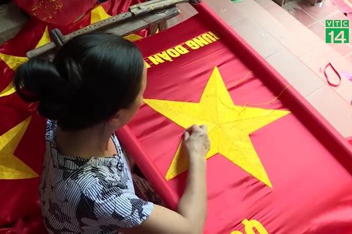 Thăm ngôi làng hơn 70 năm may cờ Tổ quốc