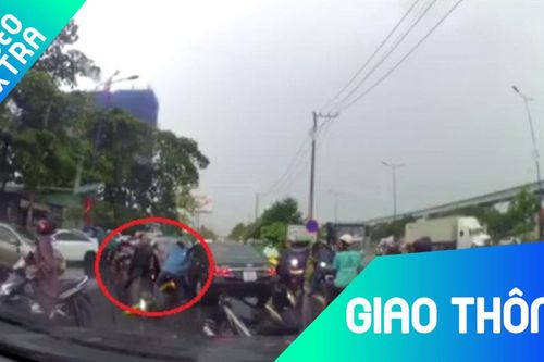 Mở cửa cãi nhau nhưng quên phanh, tài xế để ôtô trôi tự do