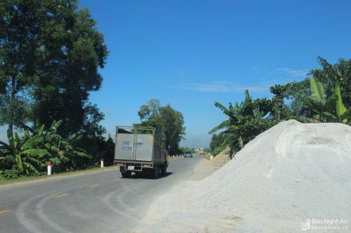 Diễn Châu: Nhiều bãi tập kết vật liệu xây dựng 'tràn' ra quốc lộ