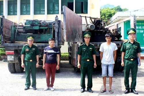 Bắt giữ vụ vận chuyển hai máy băm gỗ nhập lậu