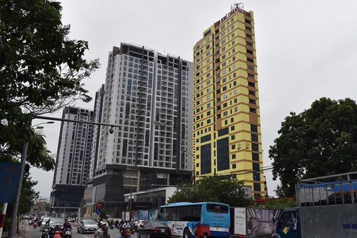 Người Hà Nội xôn xao vì động đất gây rung lắc nhà cao tầng