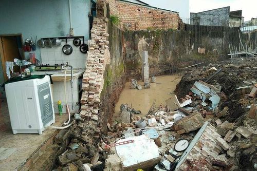 Tường rào bất ngờ đổ sập khi đang thi công, 1 người chết, 2 người bị thương