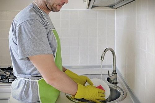 Trai tỉnh lẻ bị biến thành ô sin vì vợ không bao giờ đụng đến việc nhà