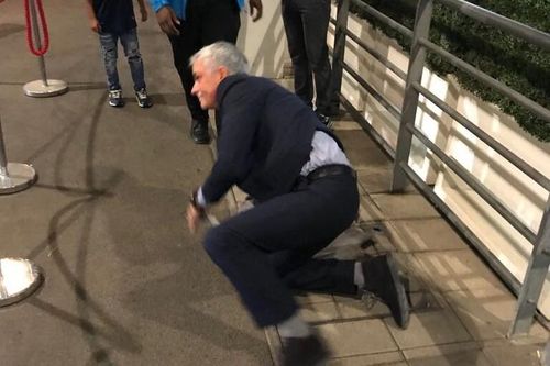 Cận cảnh tai nạn 'dở khóc dở cười' của HLV Jose Mourinho