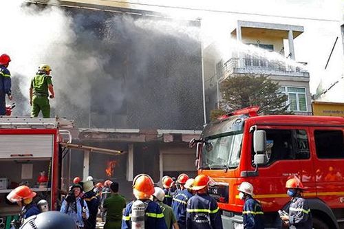 Lửa nuốt trọn quán bar, ôm bình gas tháo chạy
