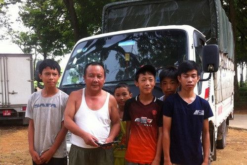 5 học sinh nhặt được của rơi trả người bị mất