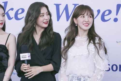 Fan thở phào vì cuối cùng thì stylist của Red Velvet cũng cho nhóm ăn mặc tử tế