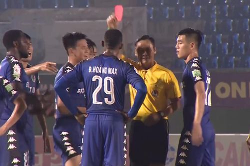 Tình huống trọng tài V.League 'bẻ còi' khiến Bình Dương mất điểm