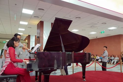 Sững sờ với tiếng đàn piano thánh thót tại Bệnh viện 108