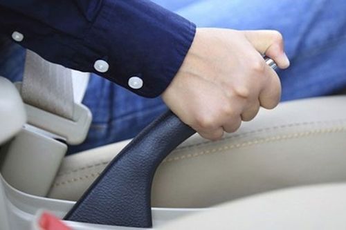 Có được độ phanh tay cơ lên phanh tay điện tử?