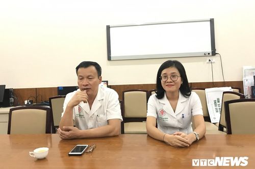 'Sinh nghề tử nghiệp': Nỗi đau đớn của nữ bác sĩ bị điếc hai tai, 28 tuổi cầm giấy tập đọc như trẻ con