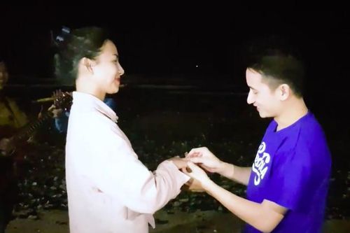 Phan Mạnh Quỳnh cầu hôn bạn gái