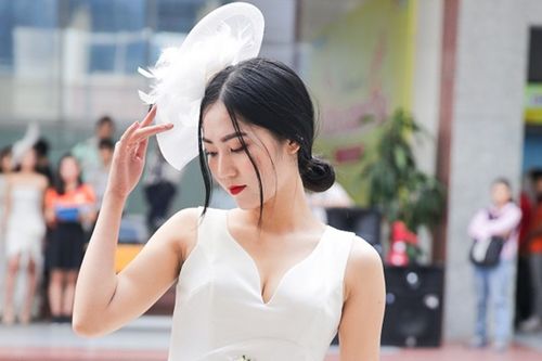 Xem show thời trang chào tân sinh viên của ĐH Hutech mới thấy: 'lò luyện' trai xinh gái đẹp chính là đây!