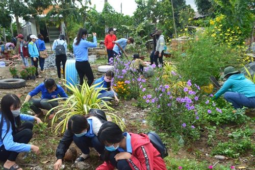Hưởng ứng chiến dịch 'Làm cho thế giới sạch hơn năm 2018'
