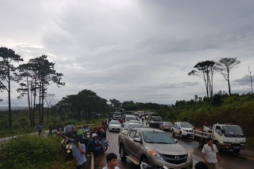 Đắk Lắk: Xe tải lật nghiêng, hàng trăm phương tiện tắc cứng trên đường Hồ Chí Minh
