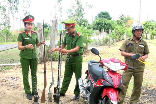 Công an huyện Sông Hinh tiếp nhận 500 khẩu súng do người dân giao nộp