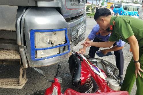 Cụ ông chết thảm dưới bánh xe tải