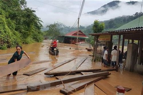 Nghệ An: Lũ quét bất ngờ trong đêm, có nơi ngập sâu 1,5m