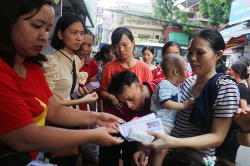 Những phần quà ấm lòng người nhà bệnh nhi trong vụ cháy ở Đê La Thành