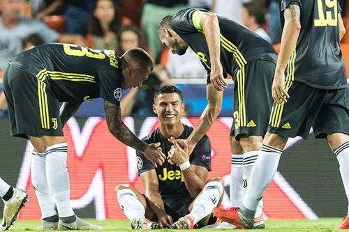 Sau thẻ đỏ của Ronaldo, HLV Allegri đòi Champions League áp dụng VAR