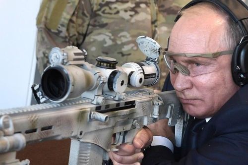 TT Putin trổ tài thiện xạ với súng trường Kalashnikov