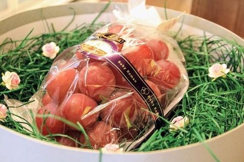 Nho 11 triệu đồng/chùm, dưa hấu 4 triệu/quả vẫn hút giới nhà giàu Việt