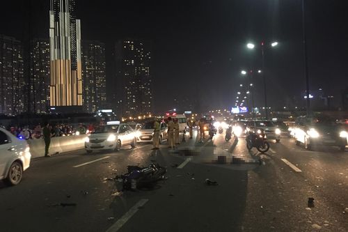 Va chạm xe trộn bê tông, đôi nam nữ tử vong trên cầu Sài Gòn