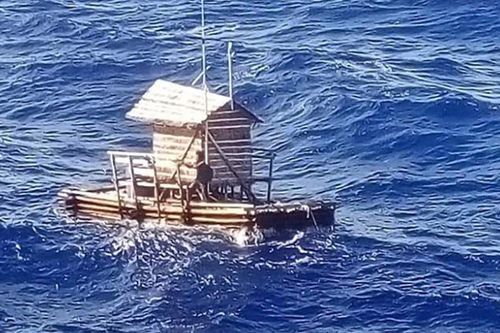 Thiếu niên Indonesia được giải cứu sau 49 ngày trôi dạt trên biển