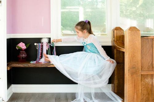 Ông bố tự tay xây hẳn ngôi nhà chơi hai tầng để thỏa mãn niềm ước mơ của hai cô con gái