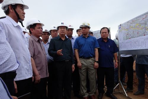 Phó Thủ tướng Trịnh Đình Dũng kiểm tra công trường dự án đường cao tốc Trung Lương – Mỹ Thuận