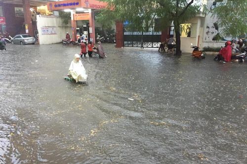 Đường phố nhiều quận nội thành Hà Nội thành 'sông' sau cơn mưa lớn