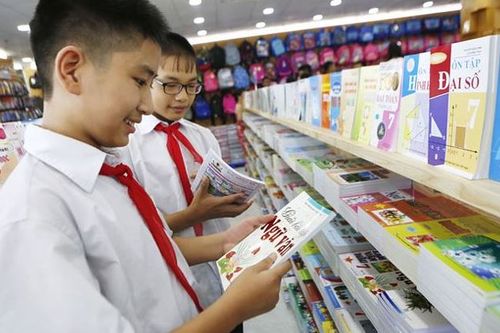 Bộ GD&ĐT yêu cầu giáo viên không để học sinh viết, vẽ vào SGK: Chuyên gia, giáo viên, phụ huynh phản ứng thế nào?