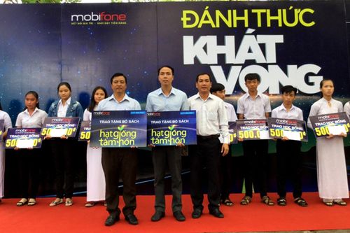 'Đánh thức khát vọng' và trao học bổng cho học sinh có hoàn cảnh khó khăn