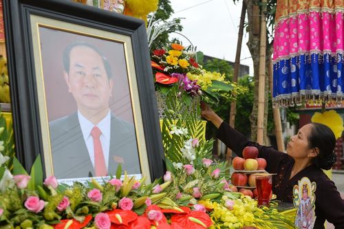 Người Ninh Bình lập bàn thờ bên đường đón linh cữu Chủ tịch nước