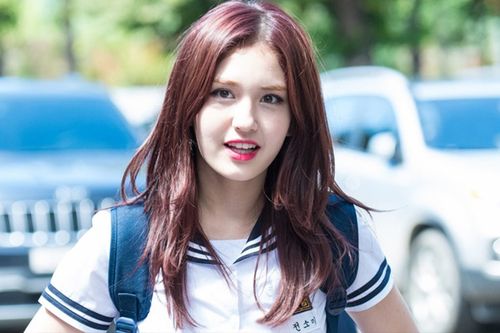 Bị netizen chỉ trích vô lễ với JYP: Lần này, Somi đã không còn giữ im lặng
