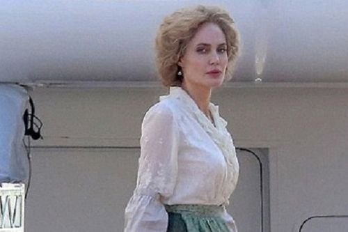 Angelina Jolie đội tóc giả quay phim mới