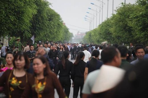 Hàng ngàn người dân Ninh Bình tiễn đưa cố Chủ tịch nước Trần Đại Quang về đất mẹ