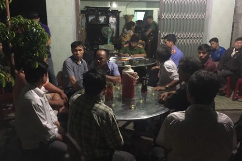 Con trai hốt hoảng phát hiện cha mẹ treo cổ tự tử