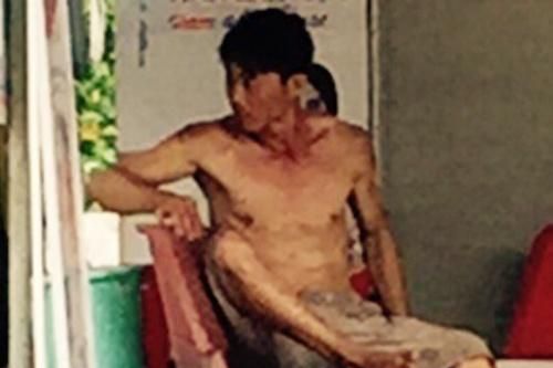 Người đàn ông nghi ngáo đá đập phá, rượt chém hàng xóm