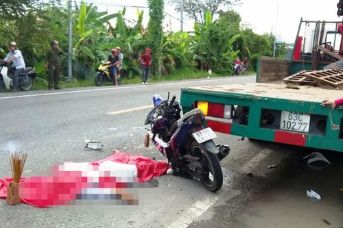 Tông vào đuôi xe cẩu, nam thanh niên chết tại chỗ