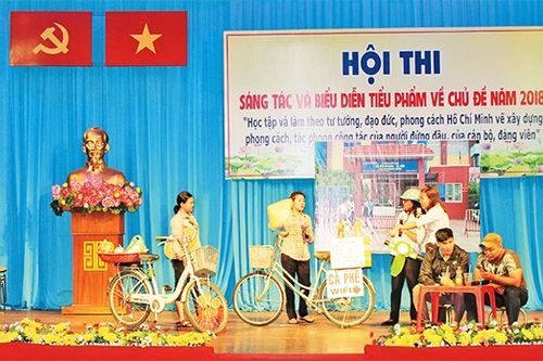 Đẩy mạnh học tập và làm theo gương Bác