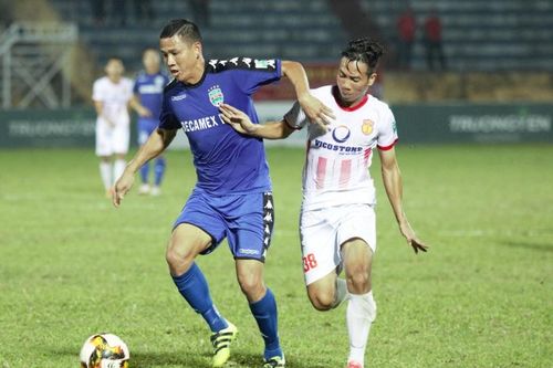 HLV Nam Định: 'Người hâm mộ góp tiền trả lương cầu thủ, 90% trụ hạng'
