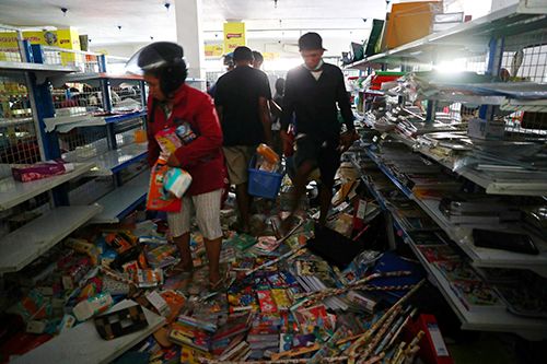 Người dân vùng thảm họa giận dữ và tuyệt vọng với Tổng thống Indonesia vì bị bỏ đói