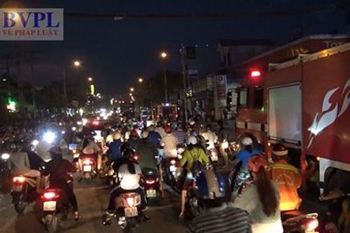 Cháy cây xăng, nhiều người dân hoảng loạn tháo chạy