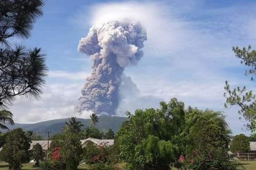 Núi lửa Soputan phun trào ở Indonesia sau thảm họa sóng thần
