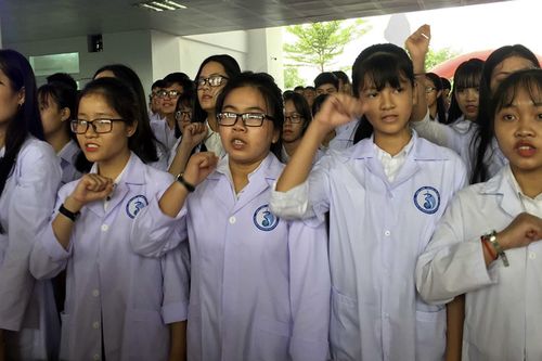 Tân sinh viên khoa y dược với lời thề Hypocrate