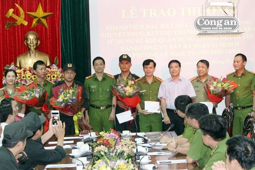 Gần 15 giờ đấu trí với đối tượng ôm lựu đạn cố thủ trong nhà